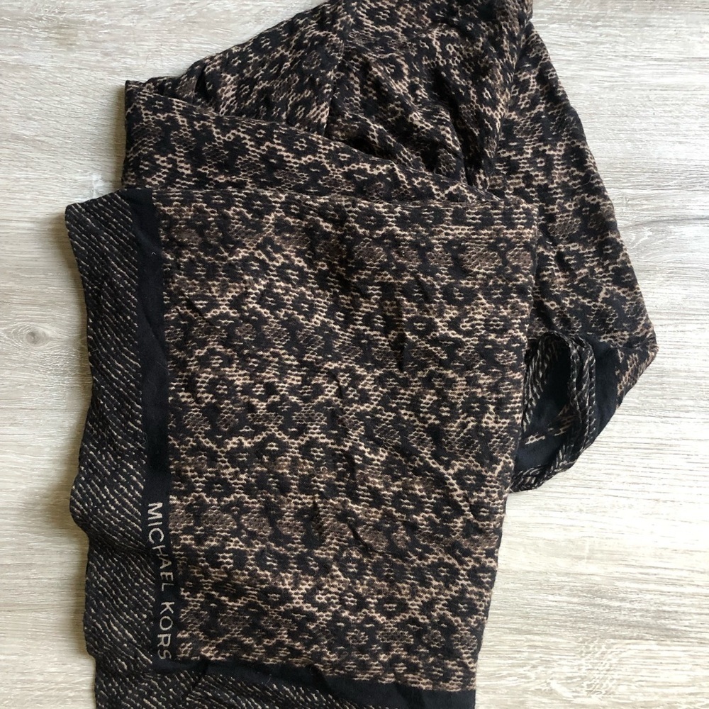 Women’s Michael kors scarf - Picture 2 of 2